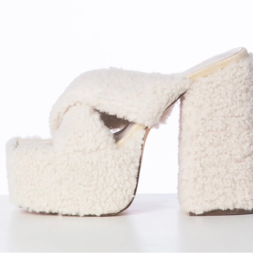 Faux fur platforms in color cream
